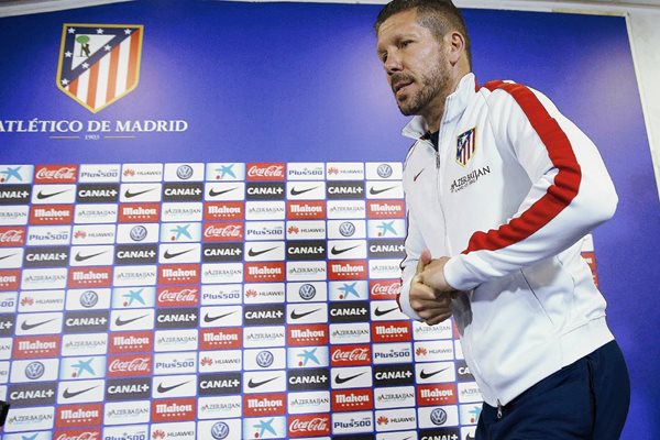 El entrenador argentino del Atlético de Madrid, Diego Simeone, llega a su partido 200 al frente de los colchoneros. (Foto Prensa Libre: EFE).