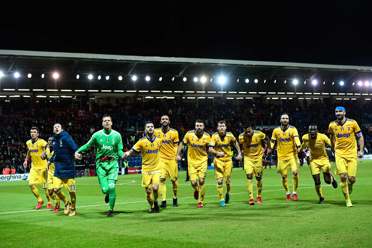 Los jugadores de la Juventus festejaron con la afición el triunfo frente al Cagliari. (Foto Prensa Libre: AFP)