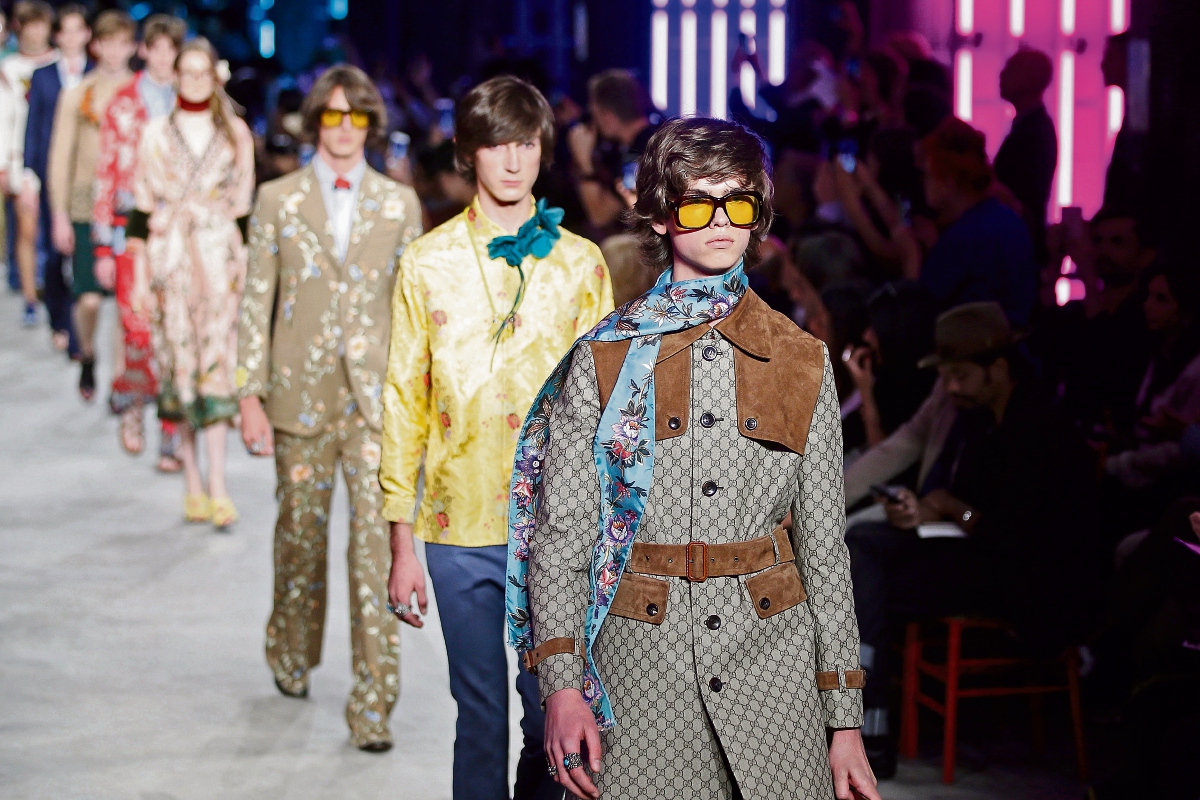 Los modelos lucen la creación de la firma Gucci para coleccion primavera verano 2016 en el Fashion Week Milán. (Foto: Prensa Libre Agencia AP)