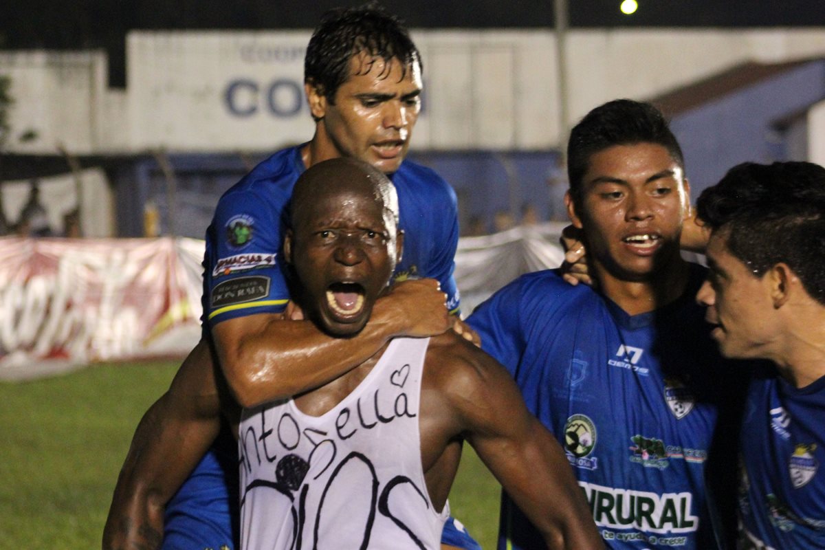 Jhon Córdoba festeja a todo pulmón su valiosa anotación con los cobaneros frente a Mictlán. (Foto Prensa Libre: Eduardo Sam)