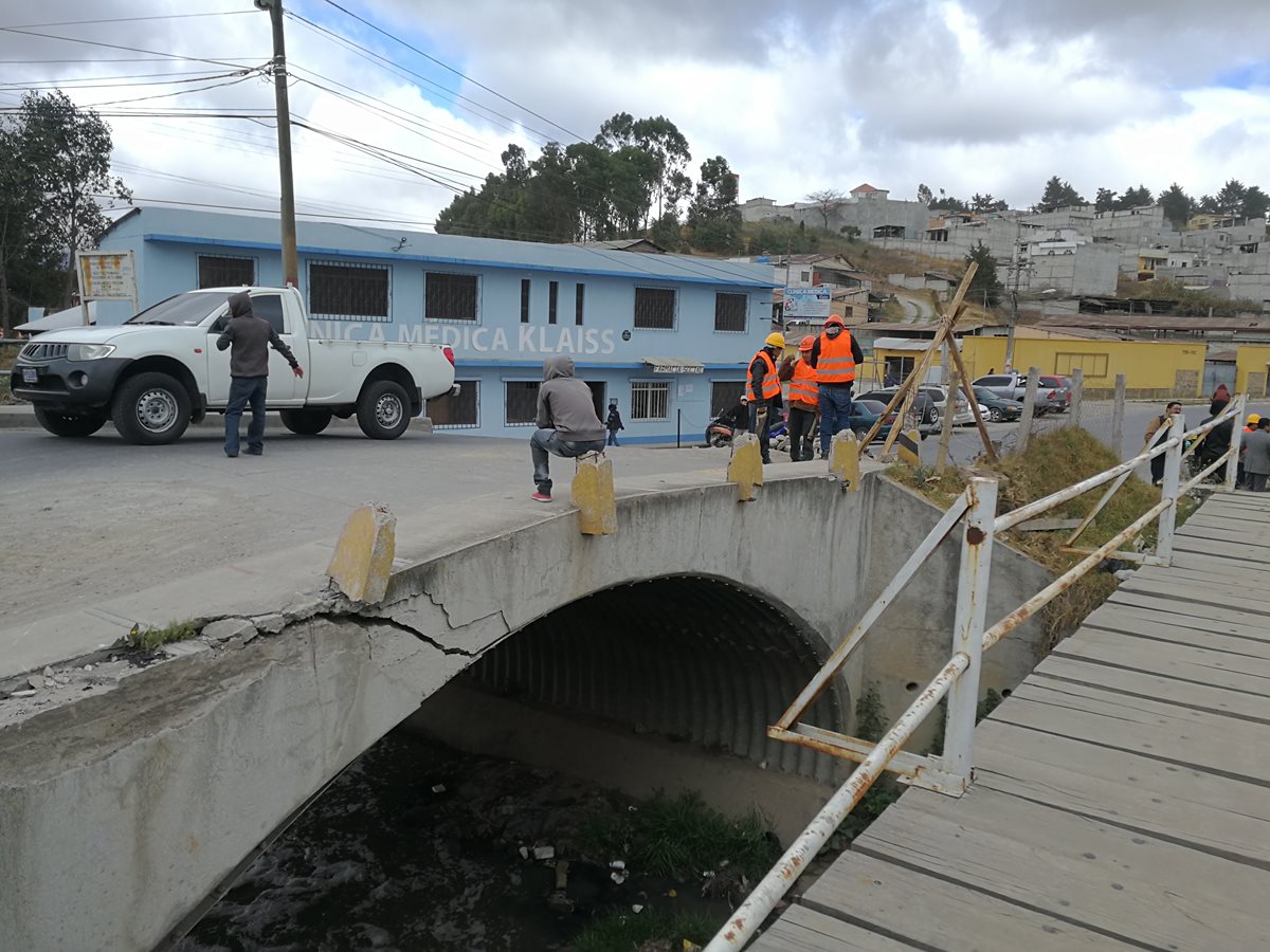 Debido a la reconstrucción del puente Los Batanes, en Quetzaltenango, fueron habilitadas vías alternas. (Foto Prensa Libre: Fred Rivera)