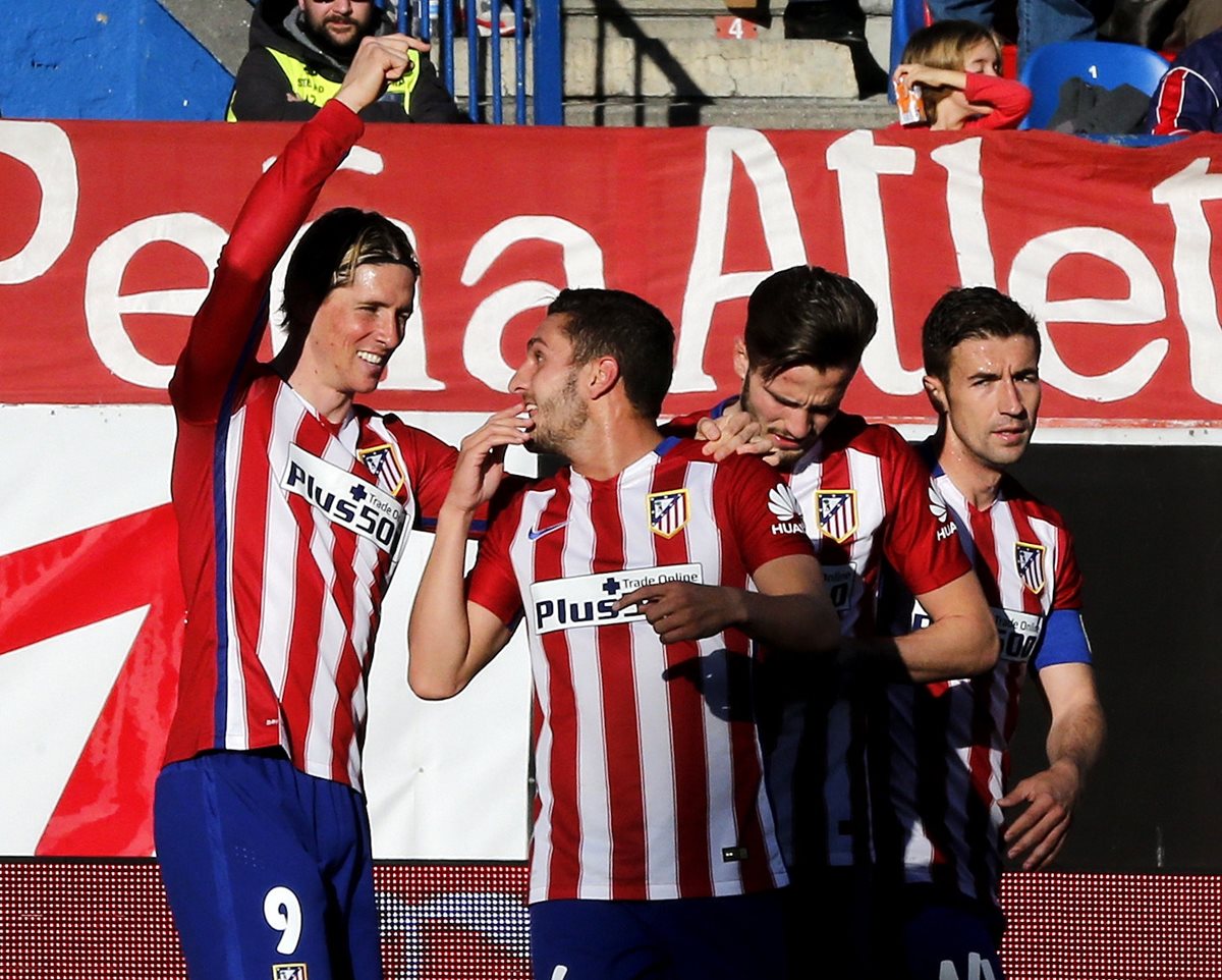 El Atlético doblegó al Granada y alcanzó al Barcelona con 76 puntos. (Foto Prensa Libre: EFE)