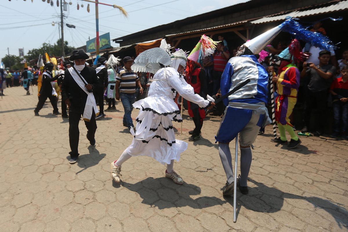 Centuriones persiguen a Judíos durante el juego tradicional de Semana Santa. (Foto Prensa Libre: EFE)