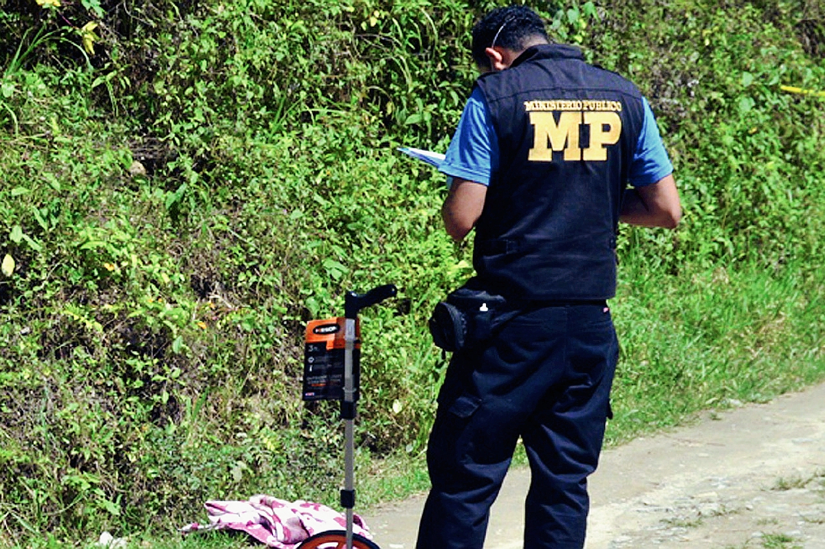 Perito del MP recaba evidencias en el lugar donde mataron a un agricultor, en Gualán, Zacapa. (Foto Prensa Libre: Julio Vargas)