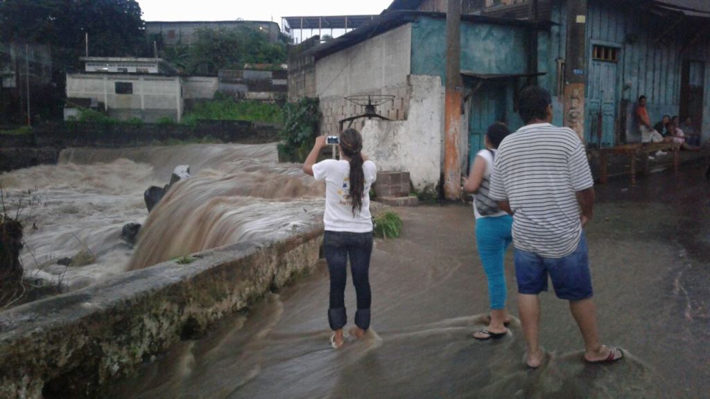 Agua sobrepasa puente en la zona 1 de Mazatenango. (Foto Prensa Libre: Melvin Popá)