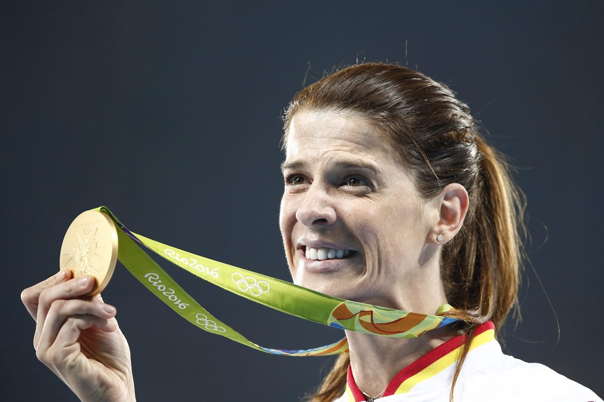Ruth Beitia luce con orgullo la medalla de oro que ganó en Río 2016. (Foto Prensa Libre: EFE).
