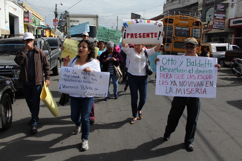Maestros llevan pancartas en manifestación contra Joviel Acevedo y Otto Pérez Molina,en Xela. (Foto Prensa Libre: María José Longo)