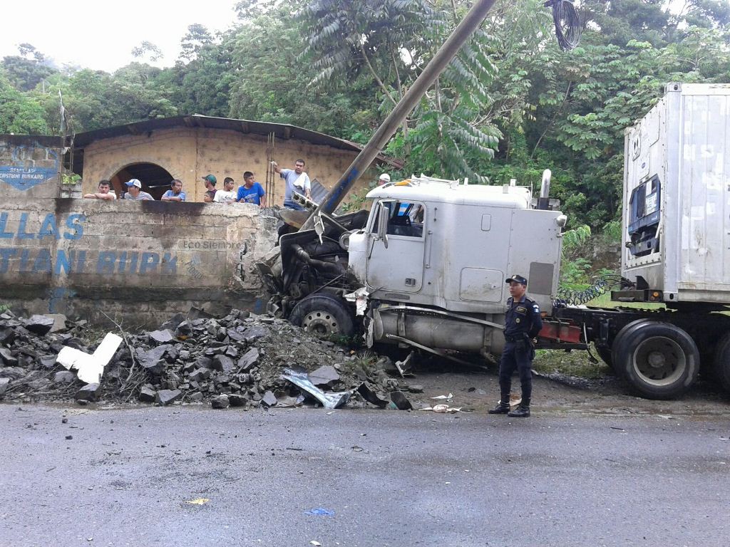 Lugar donde ocurrió el percance vial en Los Amates, Izabal. (Foto Prensa Libre: Edwin Perdomo).