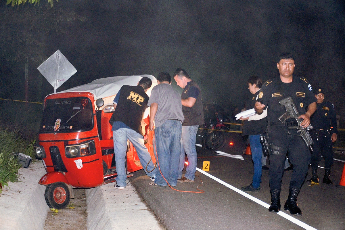 Fiscales del Ministerio Público recogen evidencias dentro del mototaxi propiedad de José Daniel Navas, quien murió en Oratorio, Santa Rosa. (Foto Prensa Libre: Oswaldo Cardona)