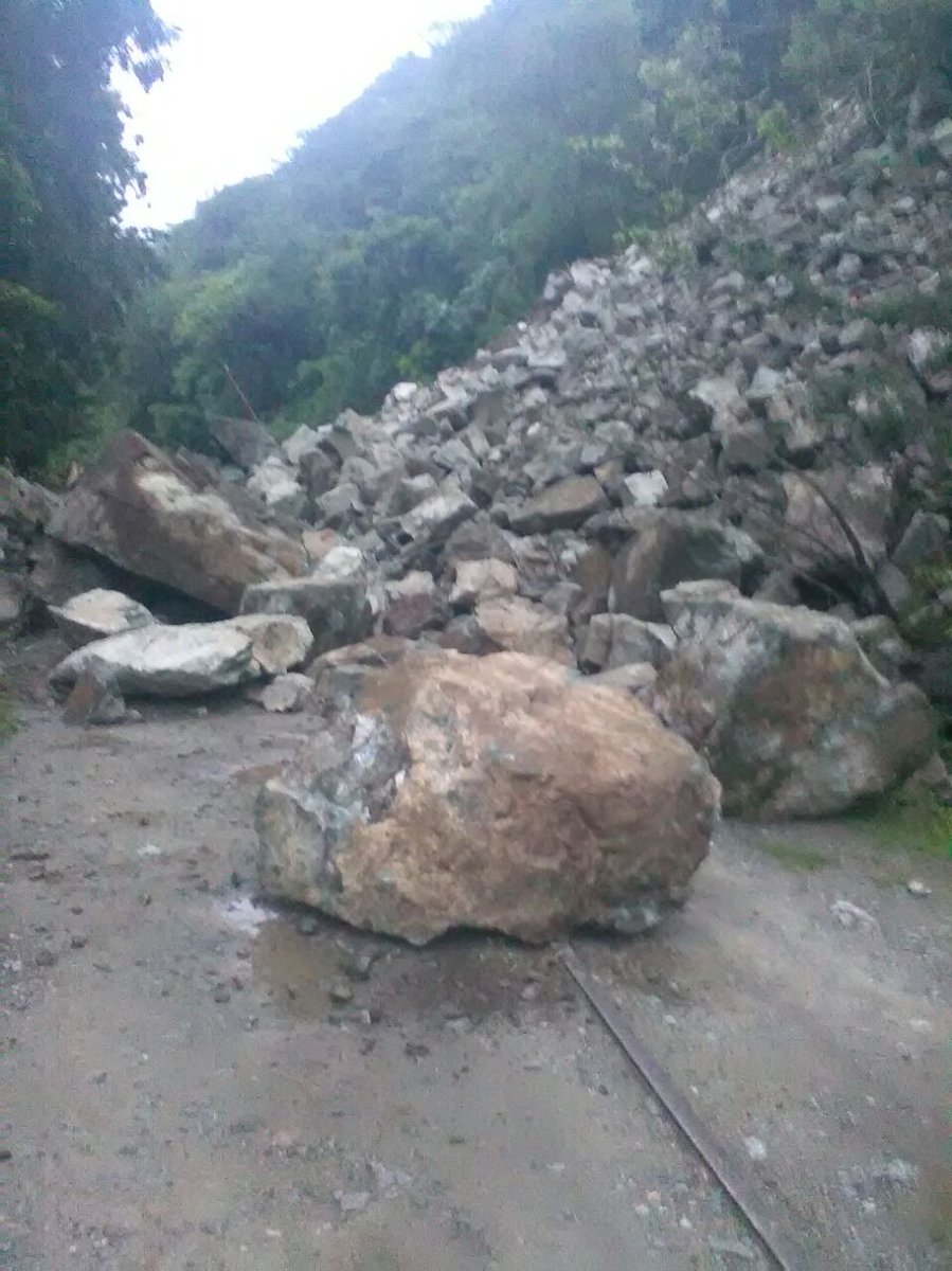 Derrumbe obstaculizó el paso de Guastatoya al caserío Finca Cruz. (Foto Prensa Libre: Conred)