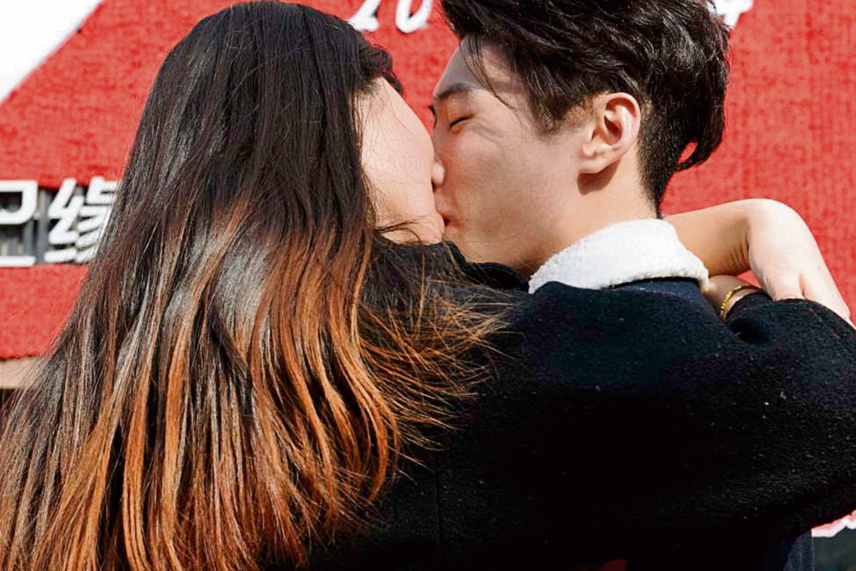 Una pareja que participó en el concurso de besos organizado en China con motivo de la celebración del amor. (Foto Prensa Libre:AFP)