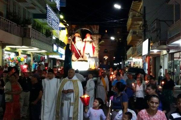 Pueblo católico acompaña las imágenes durante un recorrido por el centro del municipio.<br _mce_bogus="1"/>
