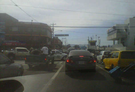 Semáforos en Avenida Petapa, zona 12, sin electricidad debido al apagón. (Foto Prensa Libre: Pedro Estrada vía Twitter)