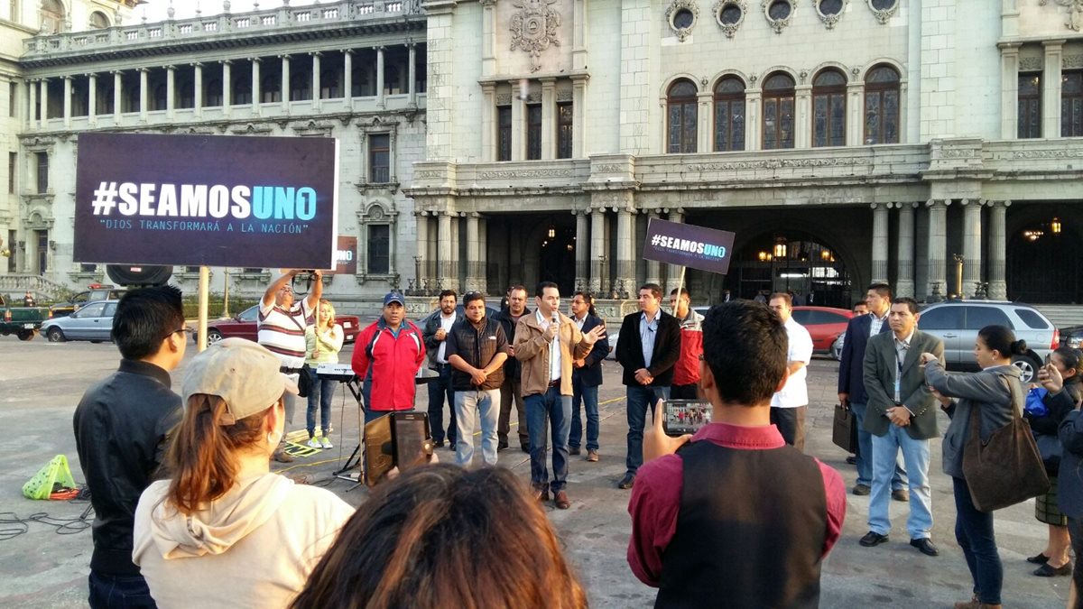 El presidente dejó sus actividades de rutina y se acercó al Parque Central para hacer una oración. (Foto Prensa Libre: Cortesía SCSPR)