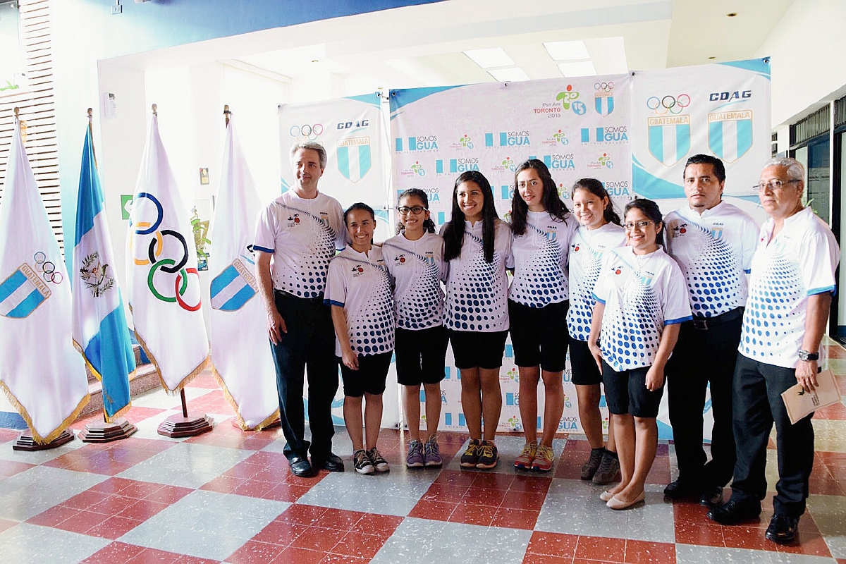Parte de los seleccionados de boliche que hoy viajaron a Panamá. (Foto Prensa Libre: Cortesía Federación Nacional de Boliche)