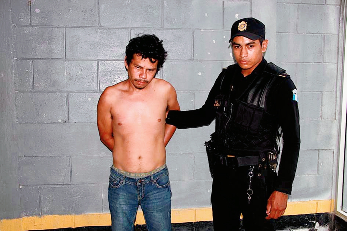 Melvin Osorio  fue capturado por la PNC cuando intentó liberar a otro sujeto en la cárcel de la subestación de Sayaxché, Petén. (Foto Prensa Libre: Walfredo Obando)