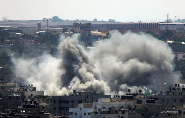 Bombardeo aéreo en Gaza deja un menor muerto. (Foto Prensa Libre: EFE)