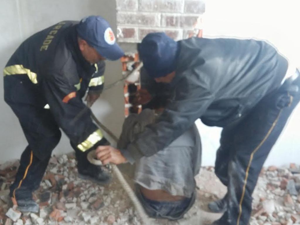 Bomberos rescatan al presunto delincuente en Totonicapán. (Foto Prensa Libre: Édgar Domínguez).