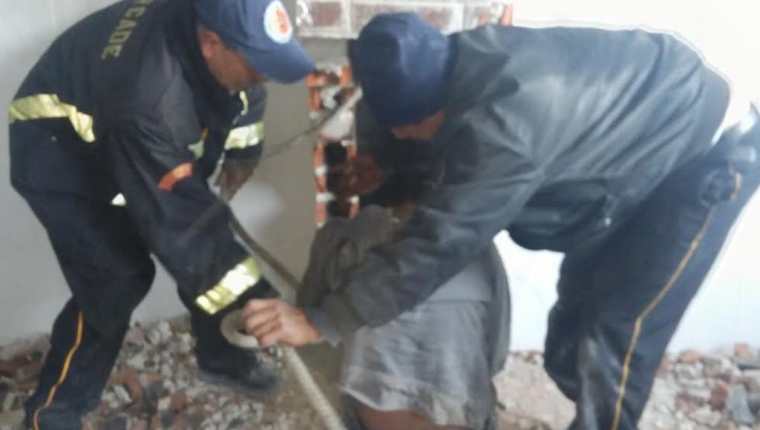 Bomberos rescatan al presunto delincuente en Totonicapán. (Foto Prensa Libre: Édgar Domínguez).