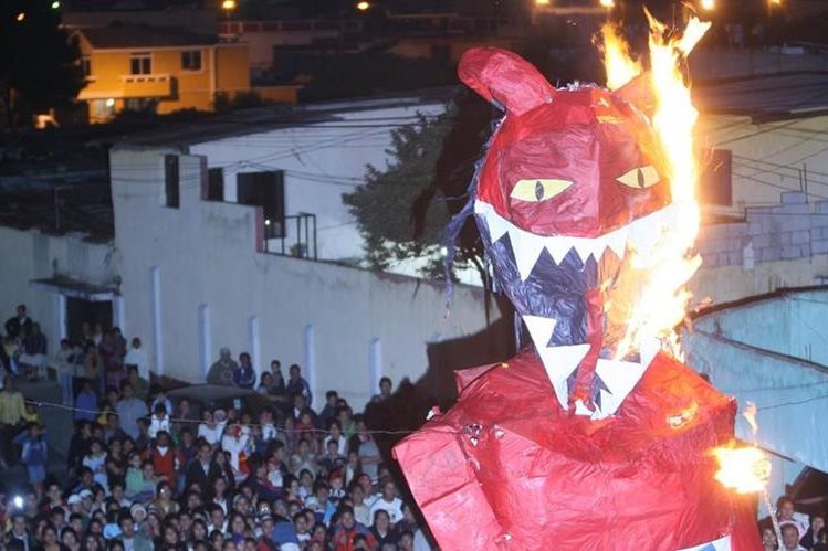 La quema del diablo es una tradición muy arraigada en las comunidades guatemaltecas. (Foto: Hemeroteca PL)