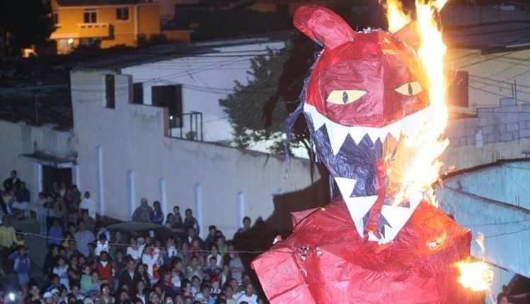 La quema del diablo es una tradición muy arraigada en las comunidades guatemaltecas. (Foto: Hemeroteca PL)