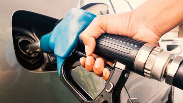 Los consumidores de los países que compran petróleo verán incrementos en el precio de la gasolina. GETTY IMAGES