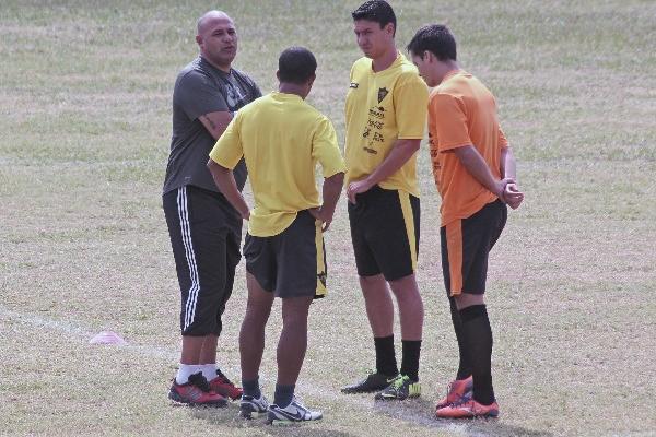 El técnico uruguayo Richard Presa, izquierda, conversa con Fredy Thompson, Carlos Gallardo y Luis Rodríguez, en su primer acercamiento con Coatepeque, en el estadio Las Gardenias. (Foto Prensa Libre: Alexander Coyoy)