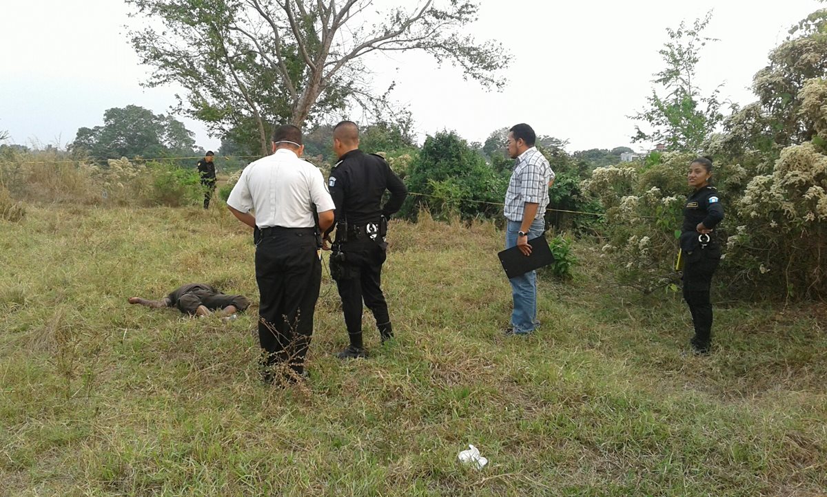 Autoridades recogen evidencias en el lugar en el que fue hallado el cadáver. (Foto Prensa Libre: Melvín Popá)