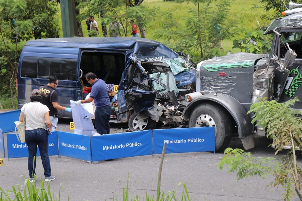 Un tráiler colisionó con un microbús en Puerto Barrios, Izabal, el 28 de septiembre últimos, donde murieron ocho personas. (Foto Prensa Libre: Dony Stewar)