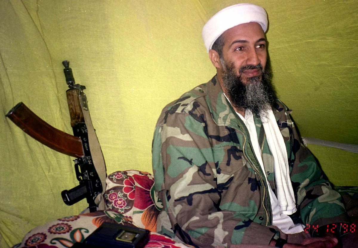 Osama Bin Laden en una foto de archivo de 1998. (Foto: AP)