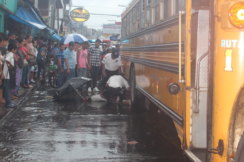 Llantas traseras del lado derecho del bus le pasaron encima a la víctima. (Foto Prensa Libre: Melvin Sandoval)