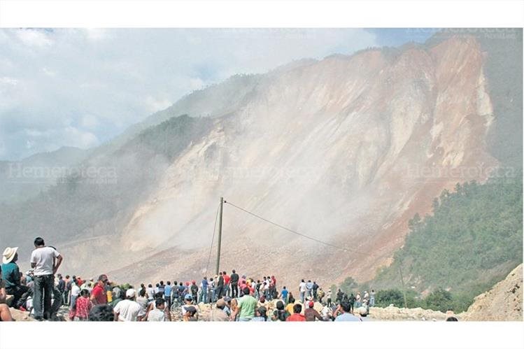 El 4 de enero de 2009, el derrumbe del cerro Xicut, Alta Verapaz, dejó 29 muertos. (Foto: Hemeroteca PL)