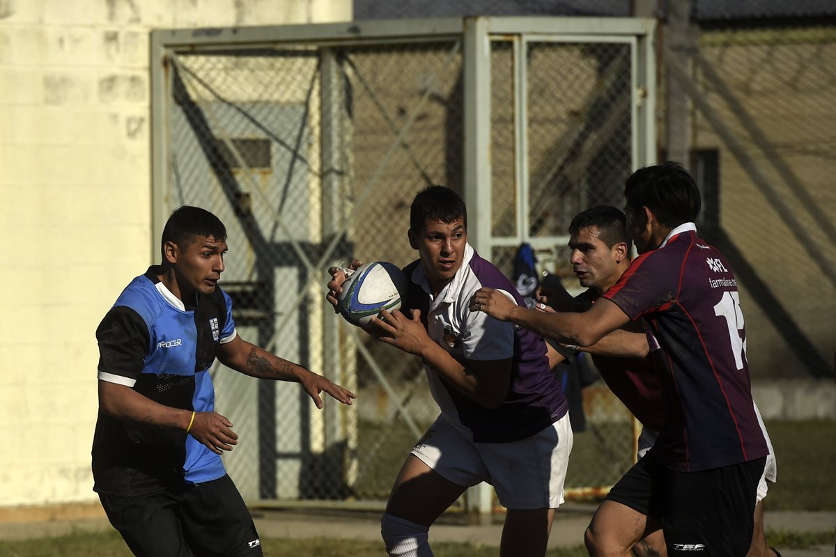 El rugby es un escape para decenas de presos de una cárcel en Argentina. (Foto Prensa Libre: AFP).