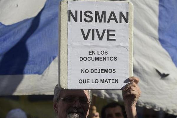 Manifestantes en Buenos Aires piden mantener las investigaciones que  inició el fallecido fiscal Alberto Nisman. (Foto Prensa Libre: AFP)