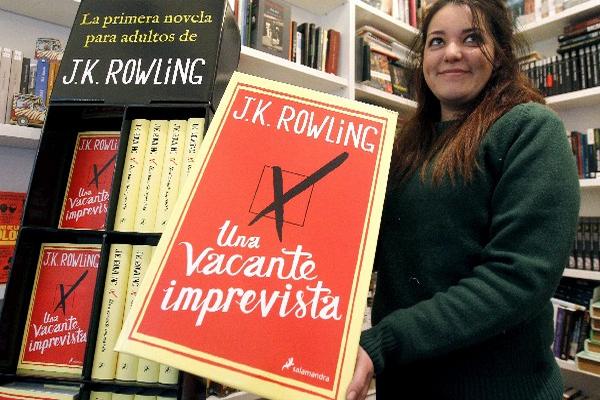 Portada de la obra para adultos de la escritora de Harry Potter. (Foto Prensa Libre: EFE)