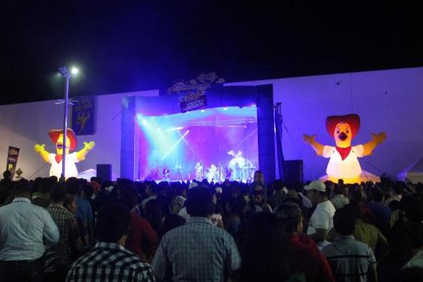 El grupo Alux Nahual participó con un concierto, previo al show de luces Campero, está noche en Chiquimula. (Foto Prensa Libre: Edwin Paxtor)<br _mce_bogus="1"/>