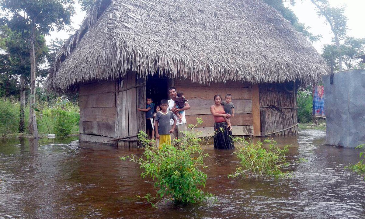 Decenas de familias de la comunidad Rancho Grande,El Estor, resultaron afectadas por el desborde de ríos. (Foto Prensa Libre: Dony Stewart)