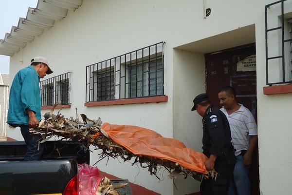 Agente de la PNC y familiares trasladan los cuerpos de pareja ultimada en Olopa a la morgue del Inacif de Chiquimula. (Edwin Paxtor)<br _mce_bogus="1"/>