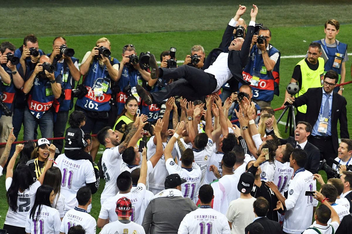 La conexión entre los jugadores del Real Madrid y Zinedine Zidane fue una de las claves de la undécima. (Foto prensa Libre AFP)