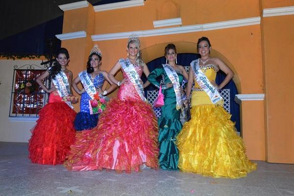 La Flor de la Feria de San Jorge, Zacapa, Katherine Faviola Paiz Matta, posa junto a las otras candidatas. (Foto Prensa Libre: Víctor Gómez)