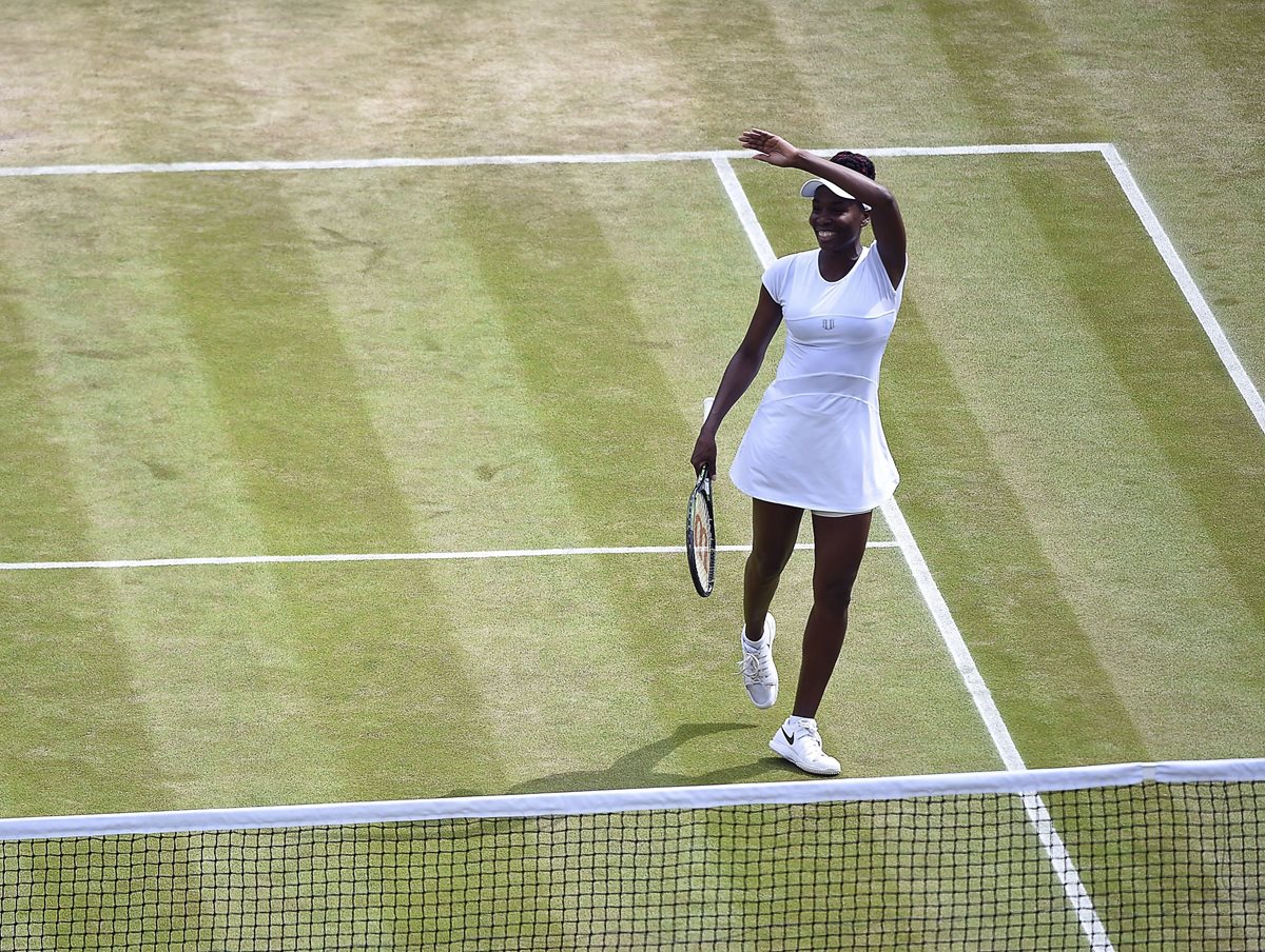 La tenista estadounidense Venus Williams celebra su victoria contra la kazaja Yaroslava Shvedova durante los cuartos de final del torneo de Wimbledon. (Foto Prensa Libre: EFE)