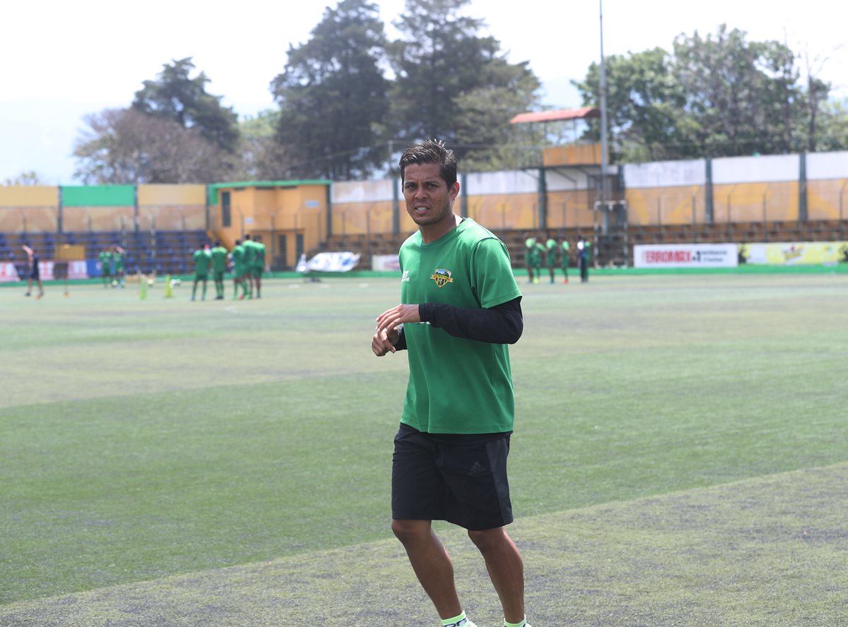 El experimentado guardameta costarricense de Petapa, Víctor Bolívar, se ha negado a entrenar con todos sus compañeros, alegando que le adeudan dos meses de salarios (Foto Prensa Libre: Edwin Fajardo)
