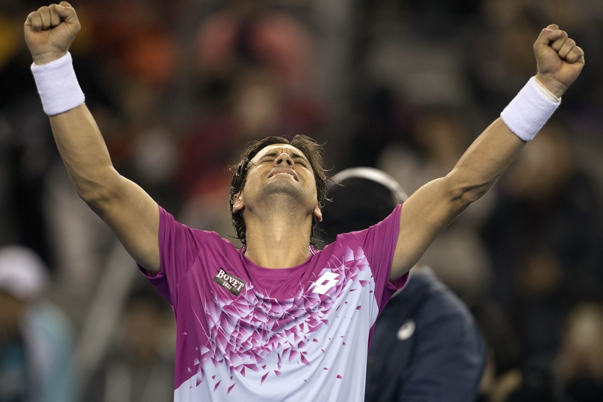 El español David Ferrer celebra la victoria contra el alemán Alexander Zverev en los cuartos de final del abierto de Pekín. (Foto Prensa Libre:AP)