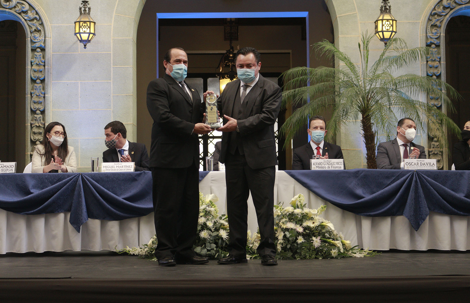 Licenciado Francisco Mansilla Ortiz recibe reconocimiento "En Guatemala Confiamos". 