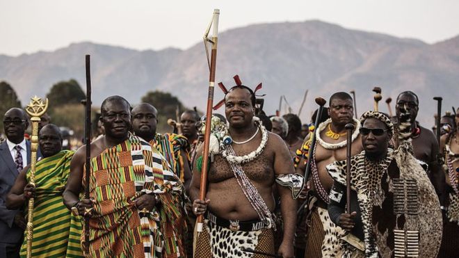 El rey Mswati III, en el centro de la imagen, gobierna Suazilandia desde 1986. AFP