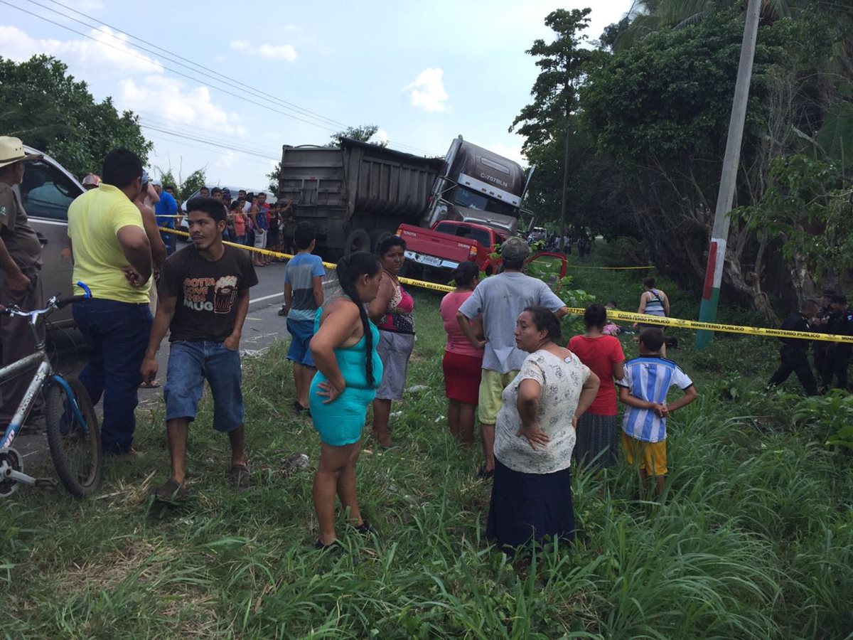 Accidente fue causado por un tráiler y un picop en el km 78 de la ruta a Puerto San José, Escuintla. (Foto Prensa Libre: Carlos E. Paredes)