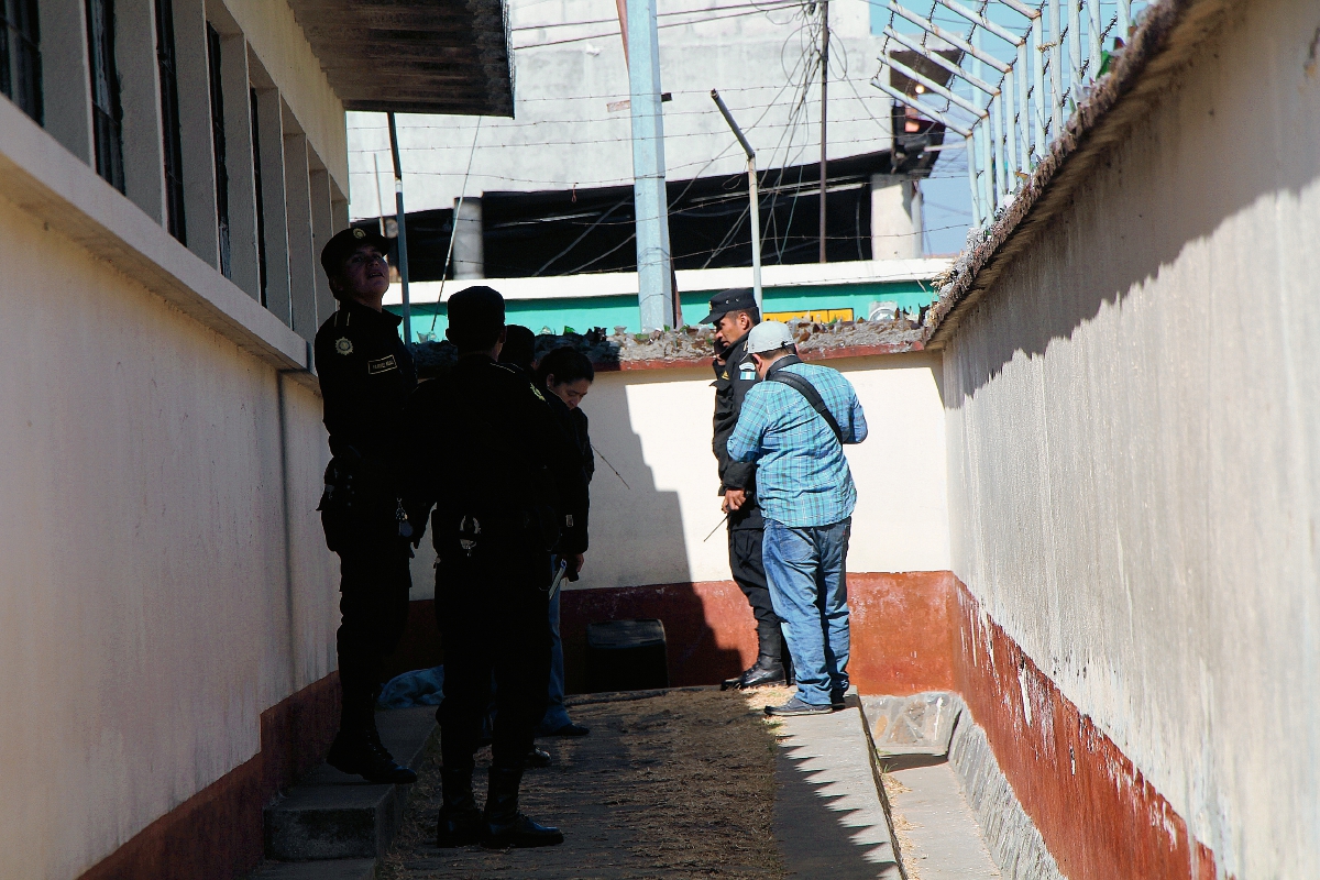 Policías  inspeccionan  la escuela de párvulos en la cabecera de Totonicapán que fue saqueada por delincuentes. (Foto Prensa Libre: Édgar Domínguez)