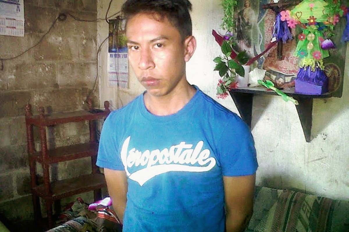 José Alejandro López García fue capturado por la PNC en Patulul, Suchitepéquez, sindicado de haber participado en disturbios donde una turba quemó la subcomisaría local. (Foto Prensa Libre: PNC)