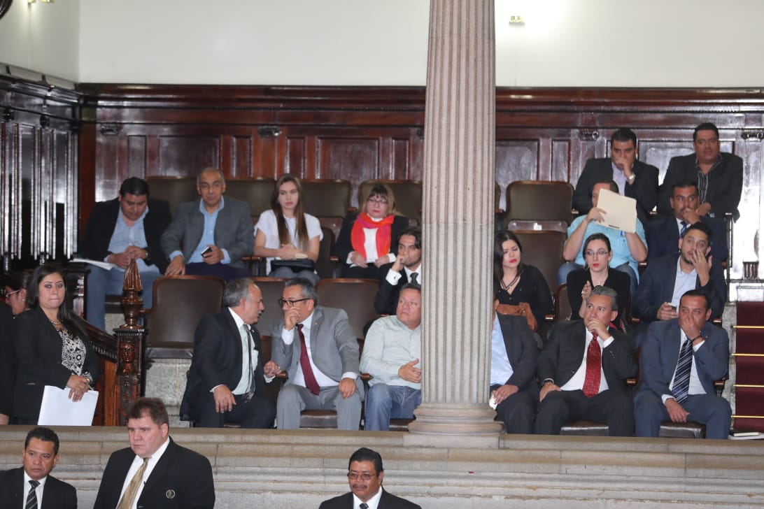 Asesores del ministro de Ambiente, Alfonso Alonzo, llegaron al Congreso a respaldar al funcionario. Diputados pidieron expulsarlos. (Foto Prensa Libre: E. Paredes)