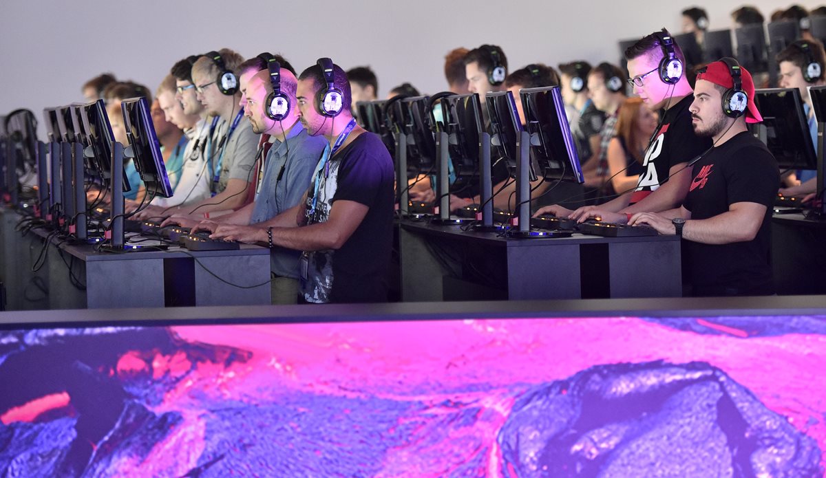 Visitantes prueban videojuegos en el stand de Heavensward durante la Gamescom 2015. (Foto Prensa Libre:EFE).